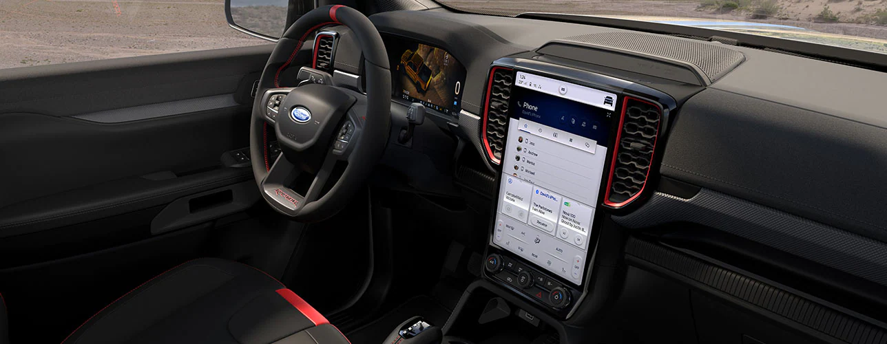 Cụm màn hình kỹ thuật số 12,4 inch hiển thị đầy đủ cấu hình xe, nằm trên bảng táp lô thiết kế liền mạch trải rộng, cùng với màn hình giải trí cảm ứng trung tâm 12 inch.