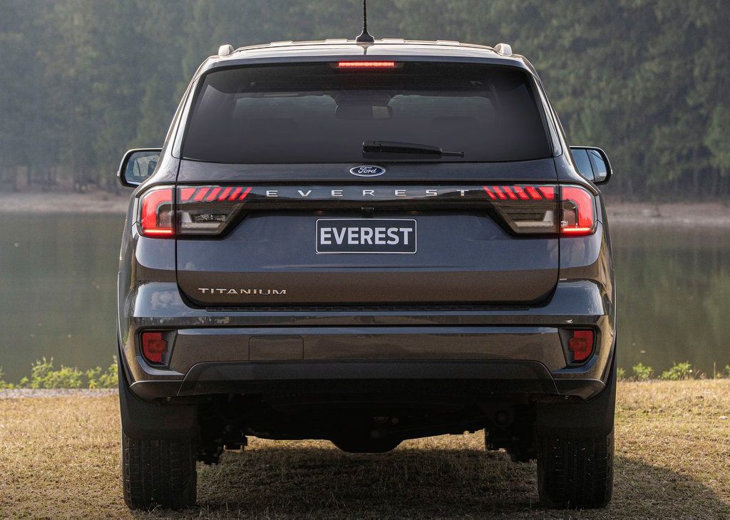 Phía sau Ford Everest 2023 thiết kế vuông vức và trau chuốt hơn hơn